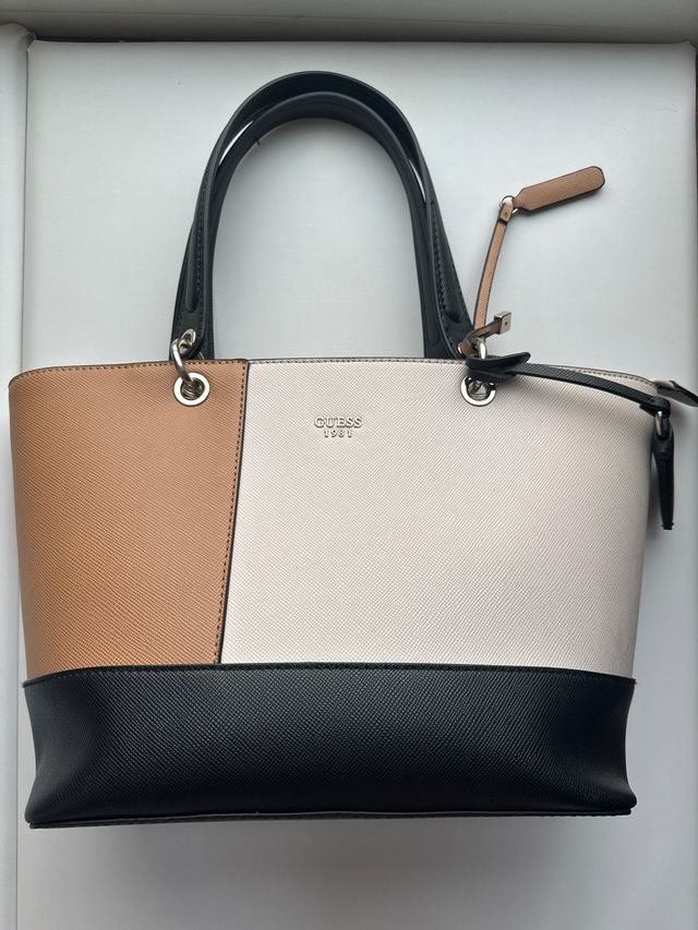 Bolso Guess Beige, Negro y Marrón