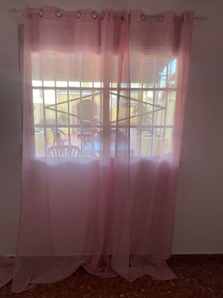 Cortina rosa translúcida con sujeción