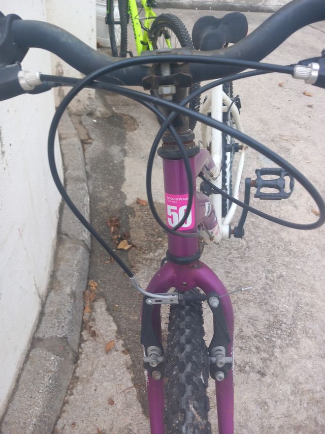 Bici de montaña morada y blanca