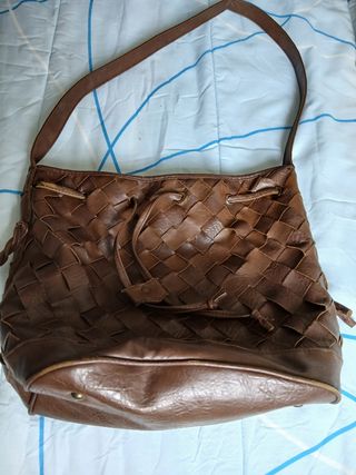 Bolso bandolera de cuero marrón tejido