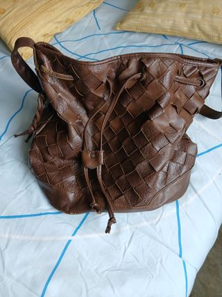 Bolso bandolera de cuero marrón tejido