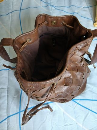 Bolso bandolera de cuero marrón tejido