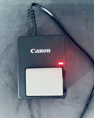 Cámara Canon EOS 1000D + Accesorios