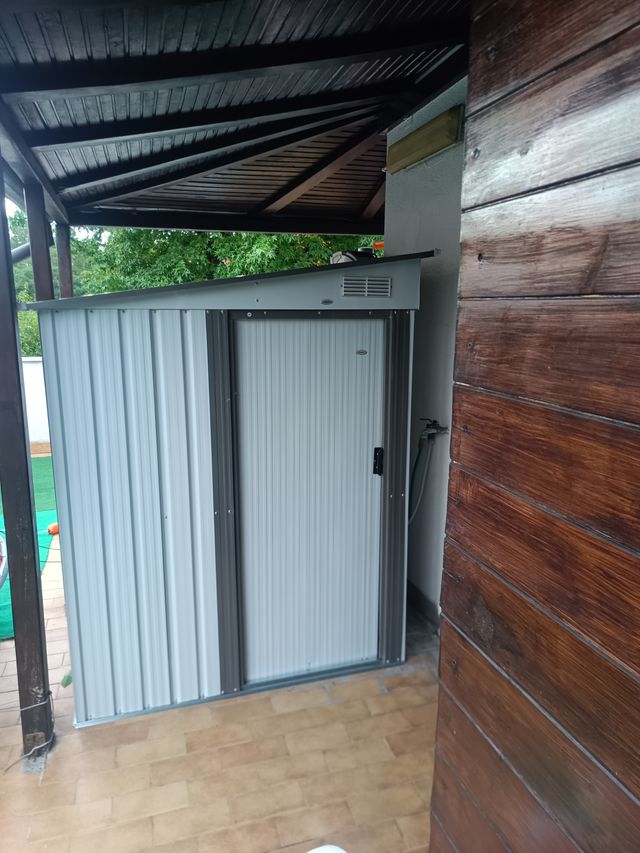 Capanno Attrezzi in Metallo 1.5x2m con Base, Porta