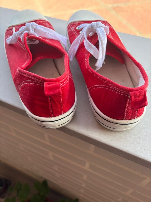 Zapatillas rojas con punta de goma