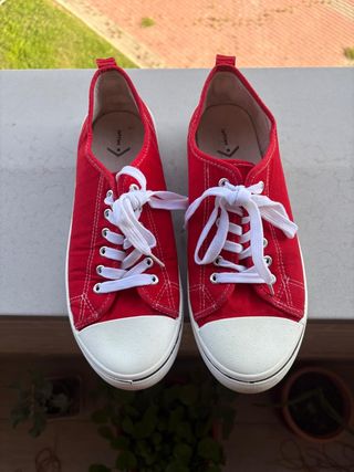 Zapatillas rojas con punta de goma