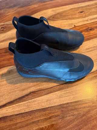 Botas Fútbol Nike sin cordones talla 33.5