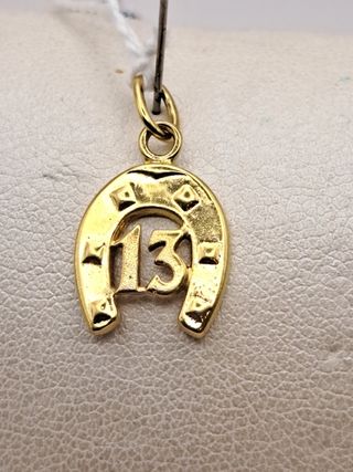 Colgante Herradura Oro 18K con Número 13