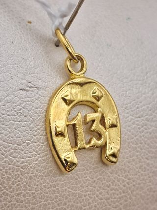 Colgante Herradura Oro 18K con Número 13
