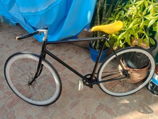 Bicicleta Fixie Negra con Sillín Amarillo