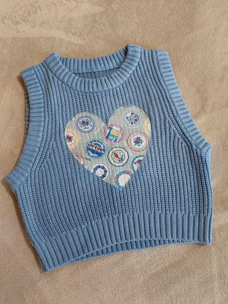 Chaleco de punto azul con corazón