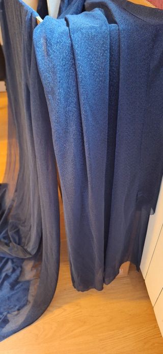 Cortinas azules y blancas de tela