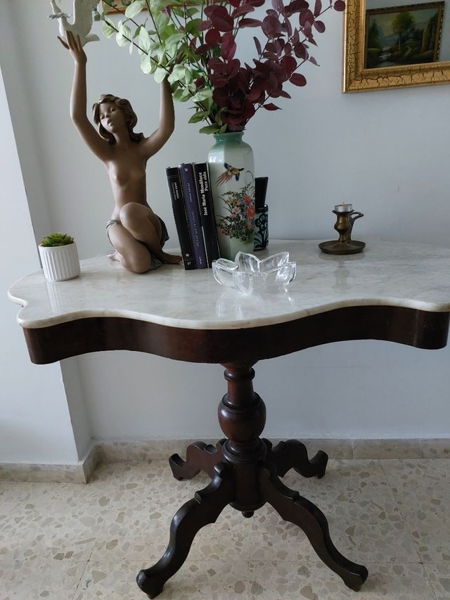 Mesa de entrada clásica mármol y madera