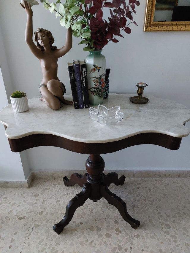 Mesa de entrada clásica mármol y madera