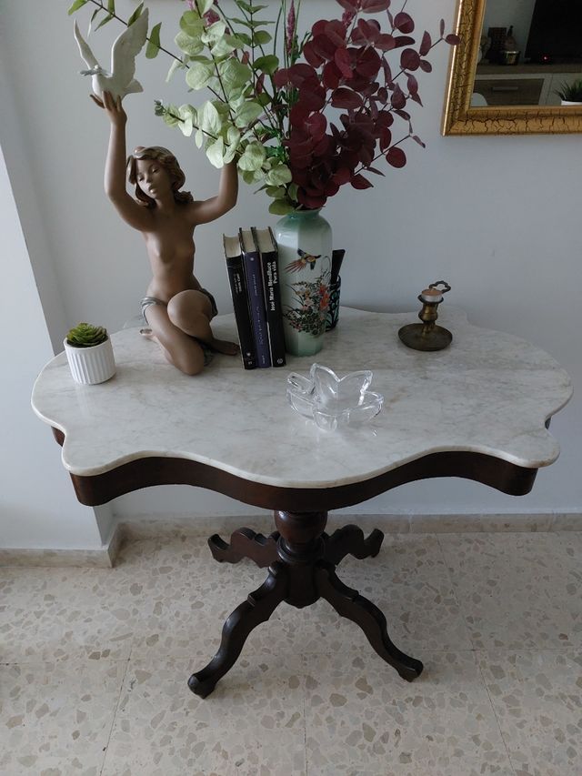 Mesa de entrada clásica mármol y madera