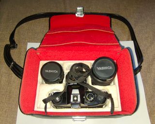 Fotocamera Yashica FX-3 + custodia + 3 obiettivi