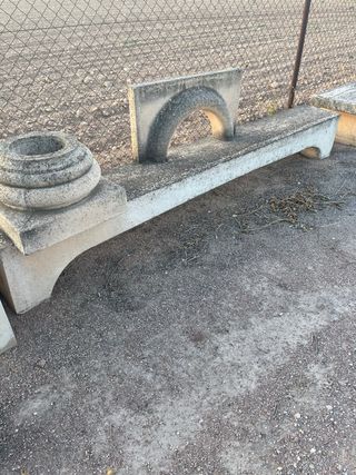 Bancos de piedra para exterior, estan envejecidos