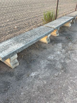 Bancos de piedra para exterior, estan envejecidos