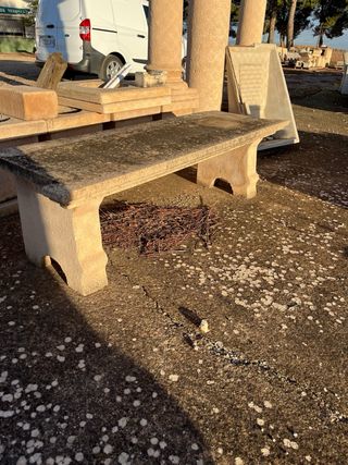 Bancos de piedra para exterior, estan envejecidos