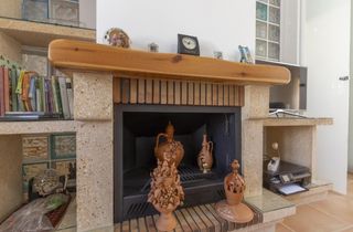 Chimenea de piedra, madera y terracota