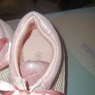 Zapatillas deportivas rosas con lazo