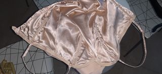 Abito corto con paillettes e strass