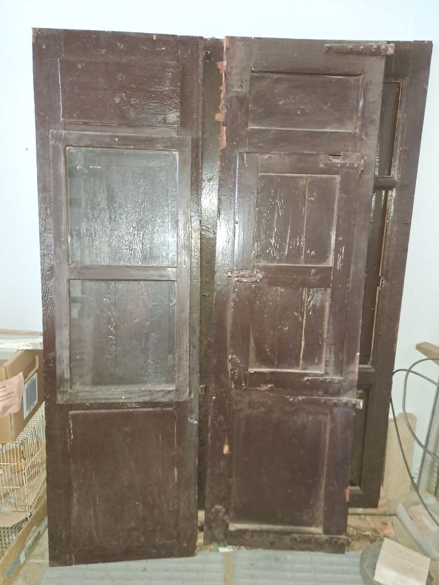 Puertas antiguas madera y contraventanas