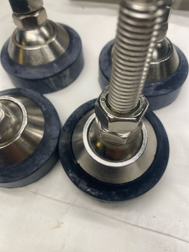 Patas regulables con tornillo (4 unidades)