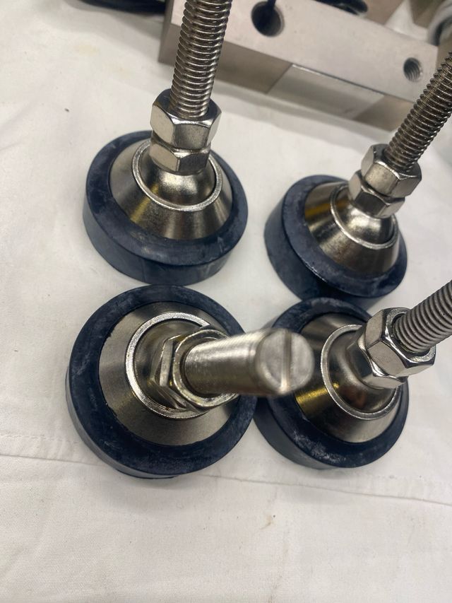 Patas regulables con tornillo (4 unidades)