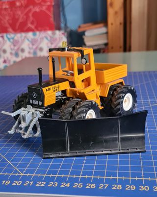 Tractor MB Trac 800 con pala quitanieves