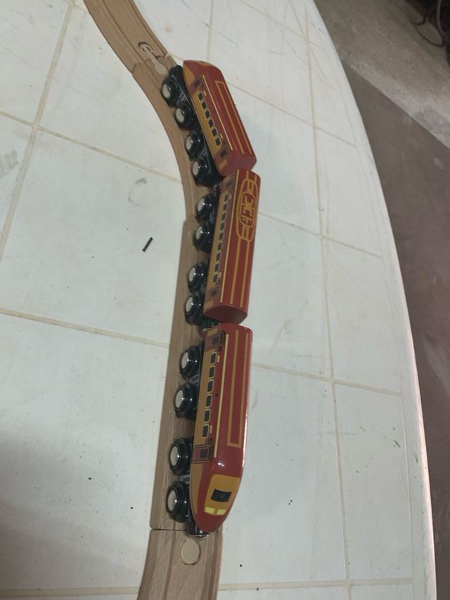 Trenino in legno con pista