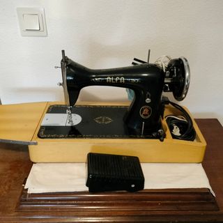 Máquina de coser Alfa antigua