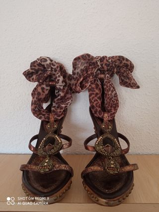 Sandalias de fiesta marrones y doradas