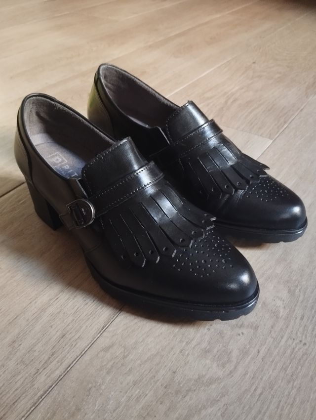 Zapatos de tacón negros con flecos