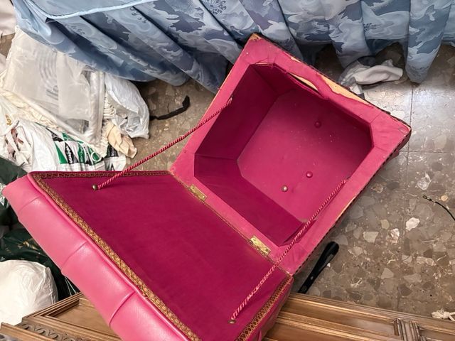 Baúl de cuero rosa y azul