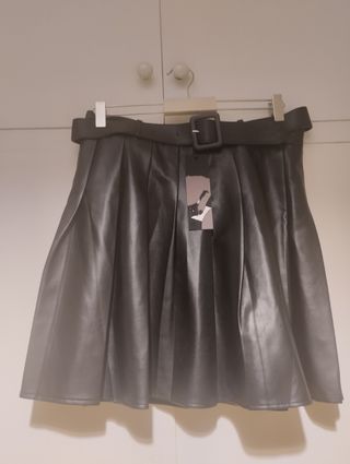 Falda polipiel plisada con cinturón