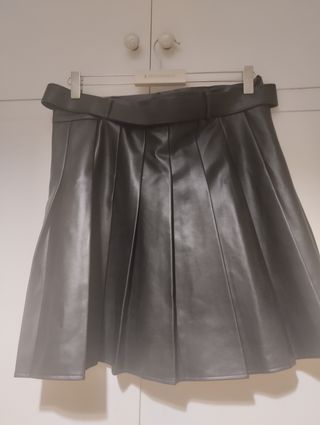 Falda polipiel plisada con cinturón