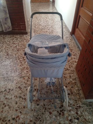 Carrito de bebé de juguete azul