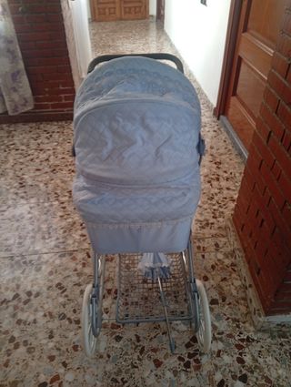 Carrito de bebé de juguete azul