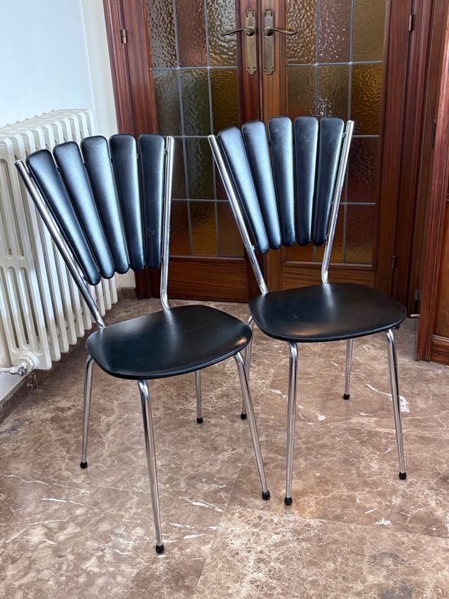 2 Sillas de diseño negro y plateado