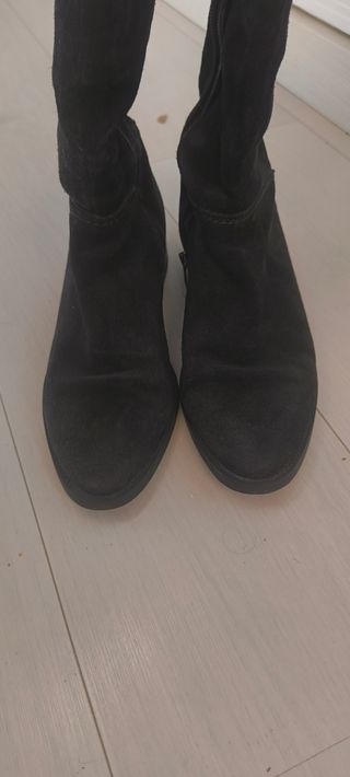 Botas altas, de ante, negras, 39. Tacón muy bajo.