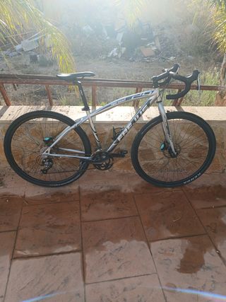 Bicicleta de montaña/gravel plateada
