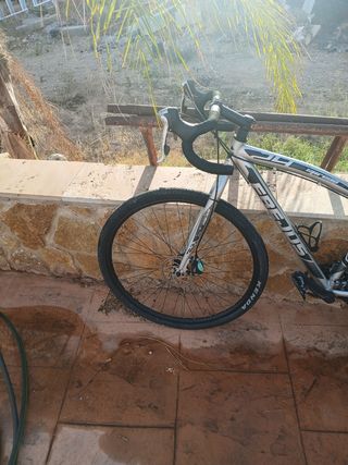 Bicicleta de montaña/gravel plateada