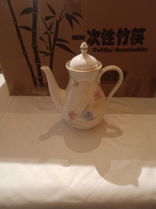 Cafetera - tetera de porcelana blanca con flores