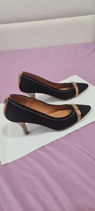Zapatos de tacón negros con detalle