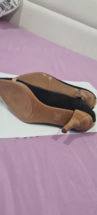 Zapatos de tacón negros con detalle