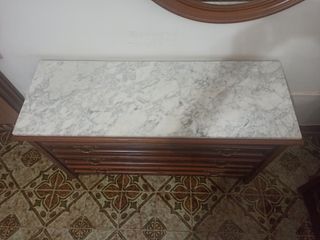 Cómoda antigua de madera con tapa de mármol