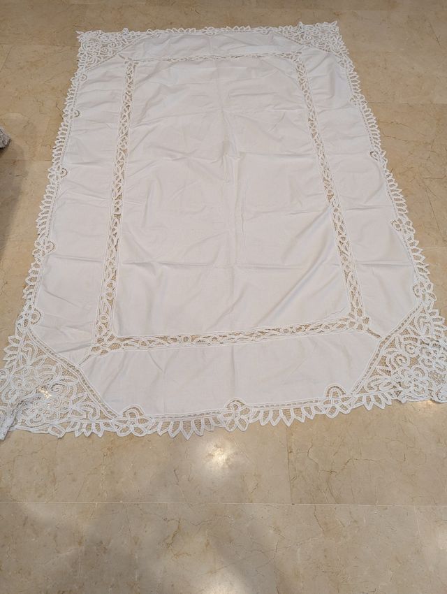 Mantel de encaje hecho en Malta
