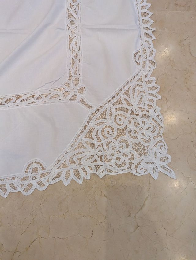 Mantel de encaje hecho en Malta