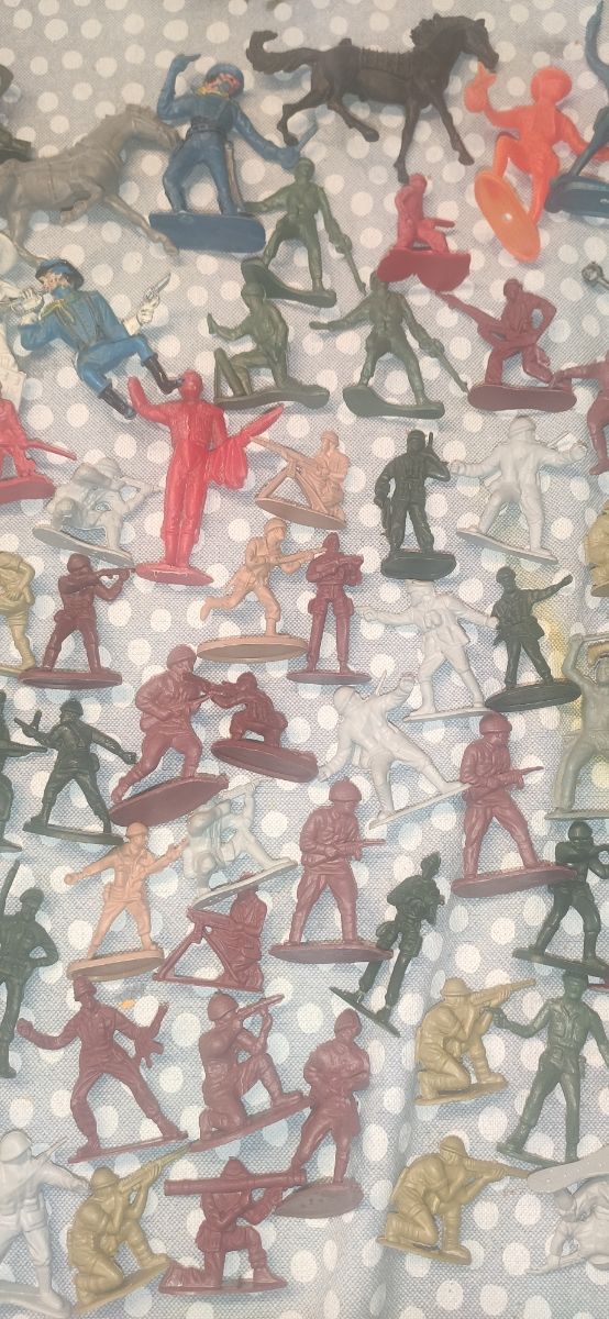Lote Soldados Plástico Medievales y Vaqueros.